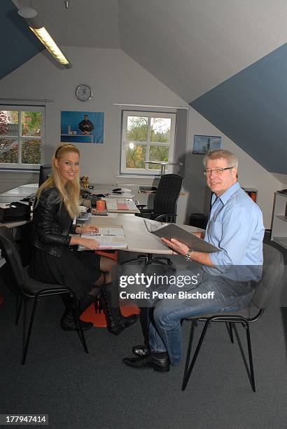 Isabel Gülck mit Vater Björn , Büro vom Vater , Elternhaus, Horst, Schleswig-Holstein, Deutschland, Europa, Homestory, Schreibtisch, Ordner,...