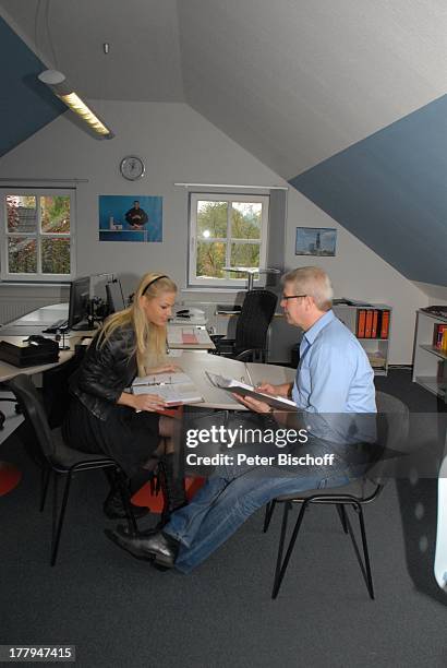 Isabel Gülck mit Vater Björn , Büro vom Vater , Elternhaus, Horst, Schleswig-Holstein, Deutschland, Europa, Homestory, Schreibtisch, Ordner,...