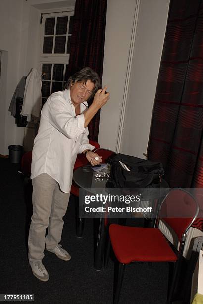 Herbert Herrmann in Garderobe, Theaterstück "Das Zweite Kapitel" , Konzerthaus "Glocke", Bremen, Deutschland, Europa, Beziehungskomödie, Parfüm...