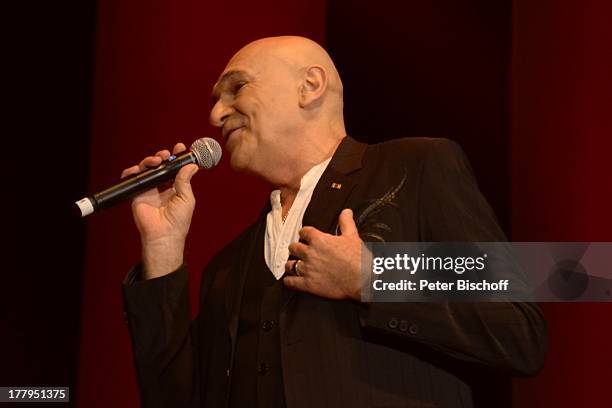 Peter Sebastian , Auftritt während "Die große NDR 1 Niedersachsen Starparade", ÖVB Arena, Bremen, Deutschland, Europa, Bühne, Mikro, singen, Krebs,...