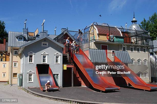 Besucher-Kinder beim Rutschen auf Spielplatz, Freizeitpark "Astrid Lindgrens Welt", Vimmerby, Smaland, Schweden, Europa, Vergnügungspark, Lindgren,...