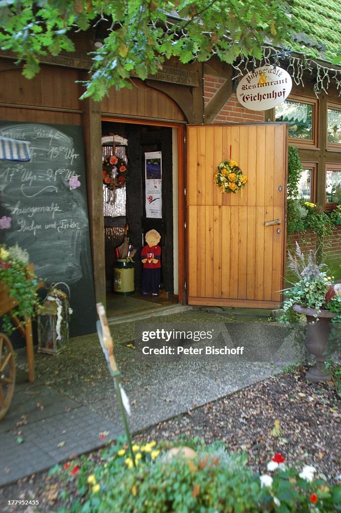 Eingang zum "Puppencafe Restaurant Eichenhof", Fischerhude (bei