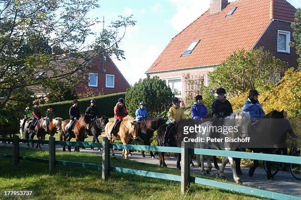 Kinder beim Reiten, Nordsee-Insel Spiekeroog, Niedersachsen, Deutschland, Europa, Pferde, Tiere, Reise,