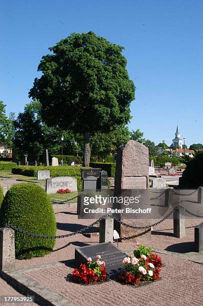 Gedenkstein mit Platte beim Grab von Astrid Lindgren, Friedhof von Vimmerby, Smaland, Schweden, Europa, Grabstein, Autorin, Reise,