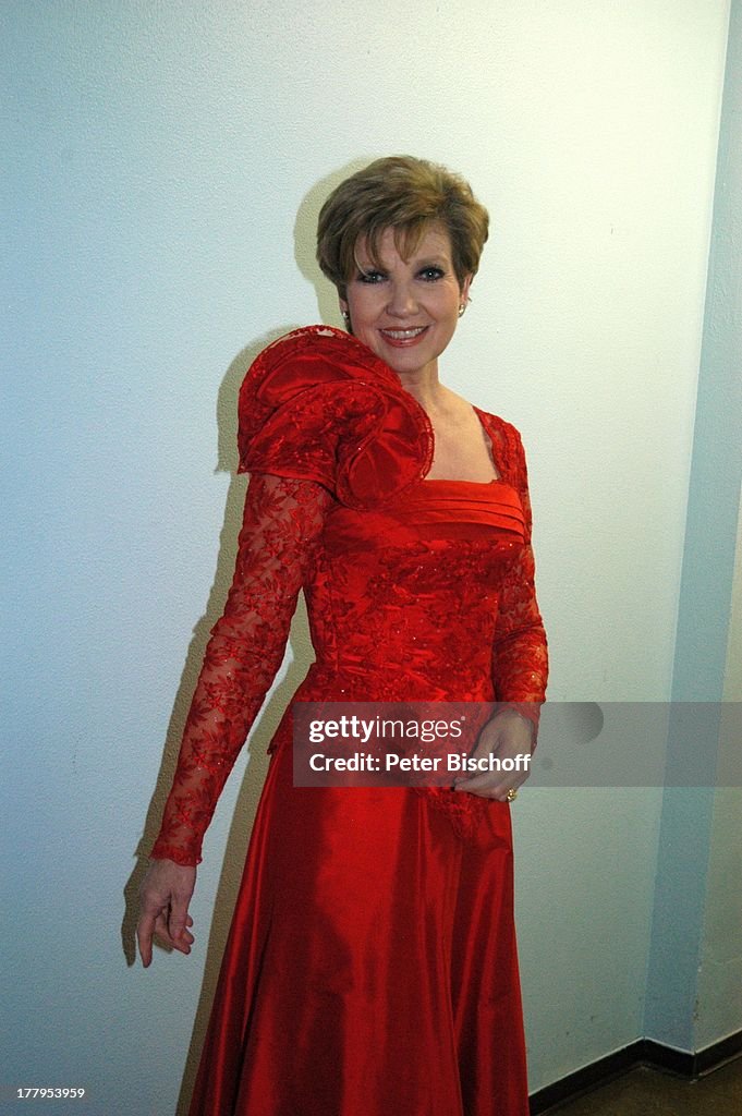 Carolin Reiber (Moderatorin) bei Modenschau ihrer Bühnen-Outfits