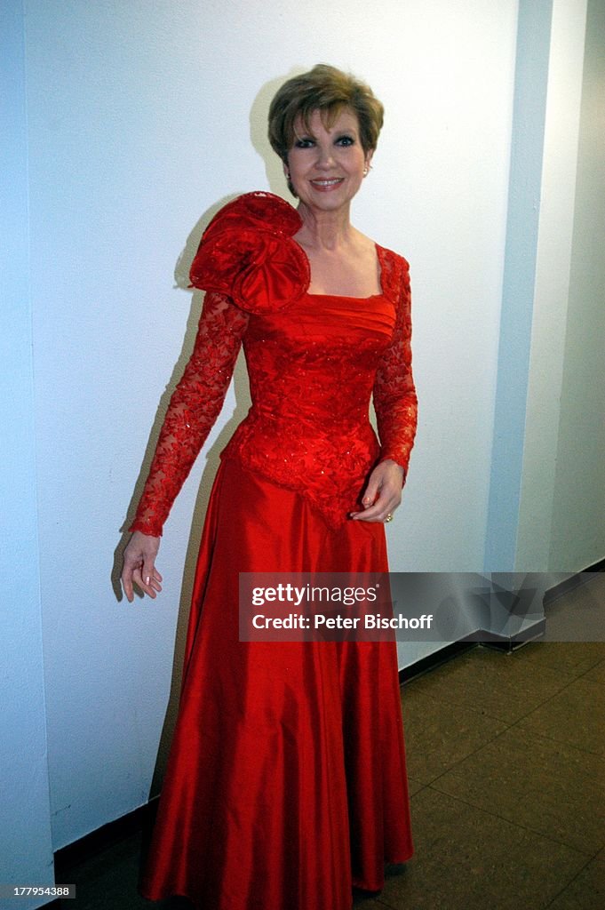 Carolin Reiber (Moderatorin) bei Modenschau ihrer Bühnen-Outfits