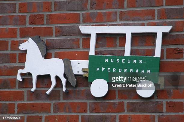 Schild am Gebäude der Museumspferdebahn, Nordsee-Insel Spiekeroog, Niedersachsen, Deutschland, Europa, Reise,