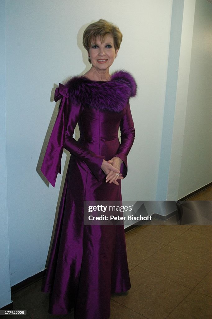 Carolin Reiber (Moderatorin) bei Modenschau ihrer Bühnen-Outfits