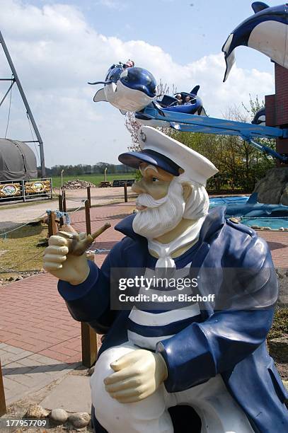 Kapitäns-Figur vor "Mobby Dick"-Kinder-Karussell, Tier- und Freizeitpark "Jaderpark", Jaderberg, Landkreis Wesermarsch, Niedersachsen, Deutschland,...