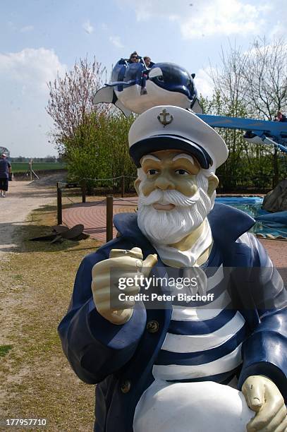 Kapitäns-Figur vor "Mobby Dick"-Kinder-Karussell, Tier- und Freizeitpark "Jaderpark", Jaderberg, Landkreis Wesermarsch, Niedersachsen, Deutschland,...