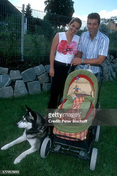 Albert Oberloher , Ehefrau Catherine mit Kinderwagen für Tochter Alina Marie und Hund, Homestory, Bad Abbach bei Regensburg, Bayern, Deutschland,...