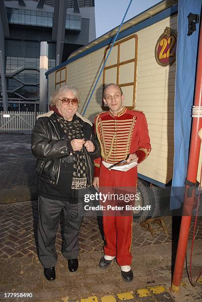 Bernhard Paul mit Zirkus-Mitarbeiter Marco Goliasch , vor Zirkus-Vorstellung, Bremen, Deutschland, Europa, Wohnwagen, Kostüm, Artist,