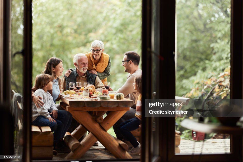 ¡Almuerzo familiar en un patio!