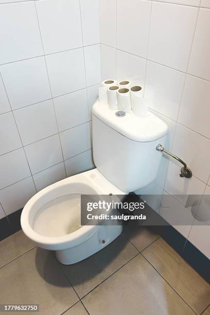 white toilet bowl - suelo pared casa imagens e fotografias de stock