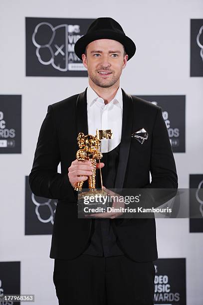 Justin Timberlake poses with Michael Jackson Video Vanguard Award in the press room at the 2013 MTV Video Music Awards at the Barclays Center on...