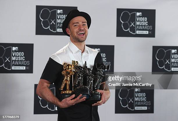 Justin Timberlake poses with the Michael Jackson Video Vanguard Award and the awards for Best Direction, Best Editing, and Video of the Year the 2013...