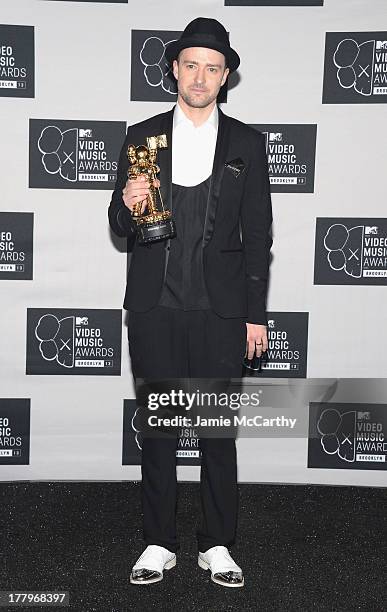 Justin Timberlake poses with the Michael Jackson Video Vanguard Award at the 2013 MTV Video Music Awards at the Barclays Center on August 25, 2013 in...