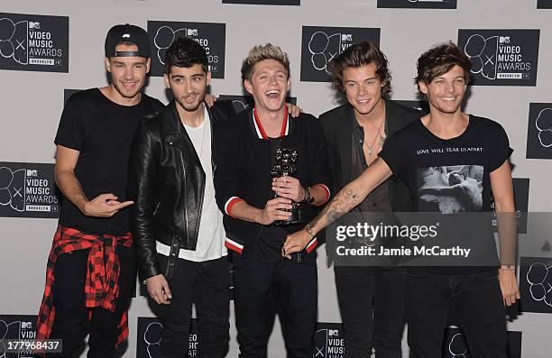 Liam Payne, Zayn Malik, Niall Horan, Harry Styles, and Louis Tomlinson of One Direction pose with the award for Best Song of the Summer at the 2013...