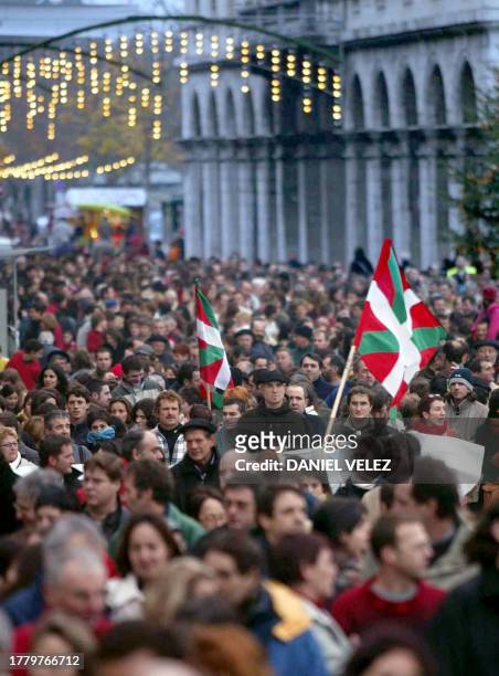 Des personnes défilent, le 11 décembre 2004 à Bayonne, pour protester contre le "frein systématique" mis par l'Etat français au développement de...