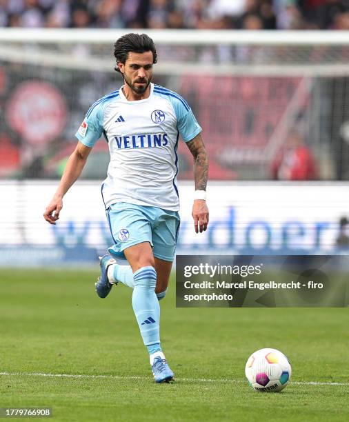 Danny Latza of FC Schalke 04 plays the ball during the Second Bundesliga match between 1. FC Nürnberg and FC Schalke 04 at Max-Morlock Stadion on...