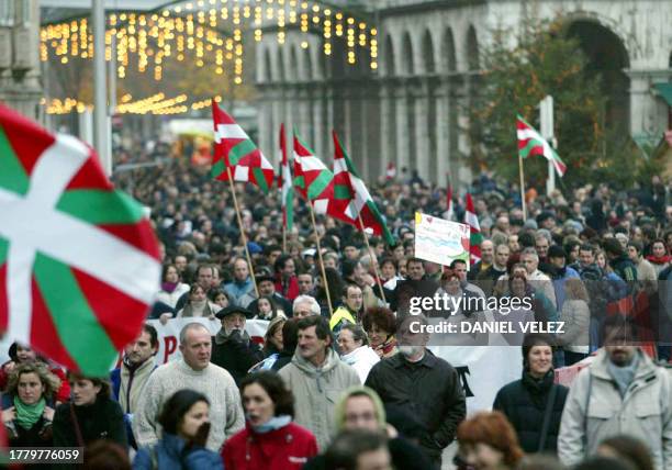 Des personnes défilent, le 11 décembre 2004 à Bayonne, pour protester contre le "frein systématique" mis par l'Etat français au développement de...