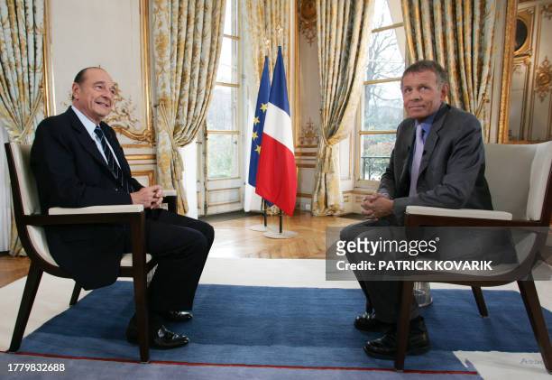 Le président de la République Jacques Chirac pose le 15 décembre 2004 au Palais de l'Elysée à Paris, avant un entretien avec le journaliste de la...