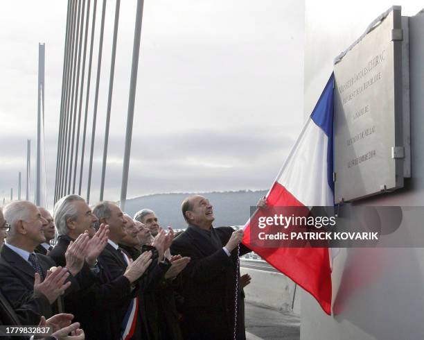 Le président Jacques Chirac dévoile la plaque inaugurale du viaduc de Millau aux côtés de Jean Puech, sénateur de l'Aveyron, Gilles de Robien,...