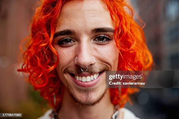 gay neoyorquino con el pelo teñido de rojo y sonrisa feliz - pendiente de la nariz fotografías e imágenes de stock