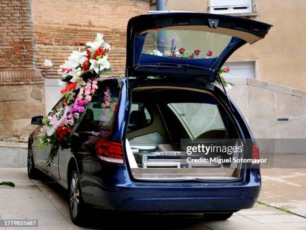 funeral car. - hearse stockfoto's en -beelden