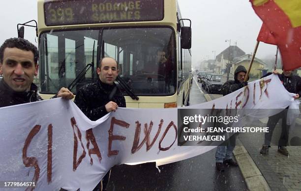 Des salariés de l'usine Daewoo-Orion de Mont-Saint-Martin bloquent une rue du village de Rodange, le 04 janvier 2003. Ils ont décidé ce jour de...