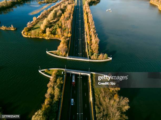 aqueduct veluwemeer in the veluwe lake with traffic driving underneath the canal - harderwijk stockfoto's en -beelden