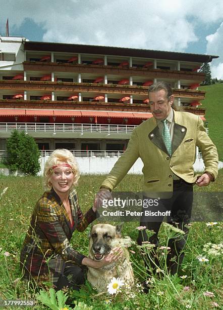 Margot Werner, Ehemann Jochen Litt, Schäferhündin "Anja", Hotel "Berwanger Hof", Berwangen, Tirol, ; sterreich, Europa, Natur, Wiese, Hund,...