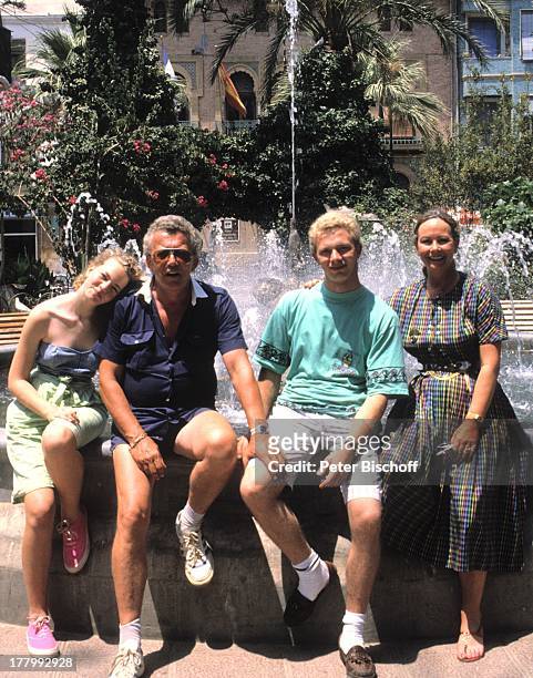 Dieter Thomas Heck, Ehefrau Ragnhild, Sohn Kim, Tochter Saskia, Ausflug zum Markt, Plaza von Aguilas, Spanien, Europa, Urlaub, Springbrunnen,...