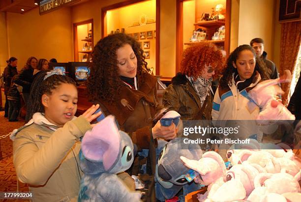 Nadja Benaissa , Tochter Leila Jamila , Lucy Diakovska , Jessica Wahls ,, "Disneyland Resort Paris", Frankreich, Europa, Freizeitpark,...