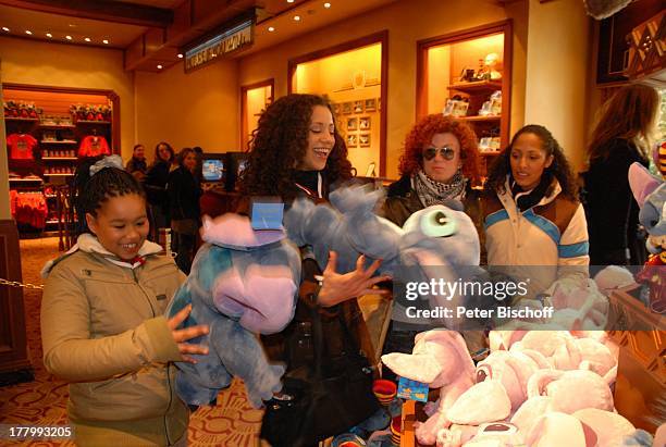 Nadja Benaissa , Tochter Leila Jamila , Lucy Diakovska , Jessica Wahls ,, "Disneyland Resort Paris", Frankreich, Europa, Freizeitpark,...