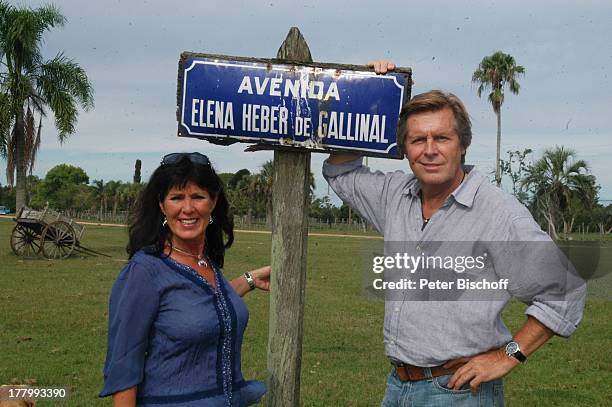 Sigmar Solbach, Ehefrau Claudia, am Rande der Dreharbeiten zum ARD-Film "Am Kap der Liebe - Unter der Sonne Uruguays" - alter Titel: "Das Lied der...