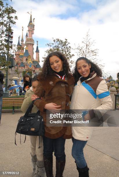 Jessica Wahls , Nadja Benaissa mit Tochter Leila Jamila,, "Disneyland Resort Paris", Frankreich, Europa, Freizeitpark, Vergnügungspark, Disney,...