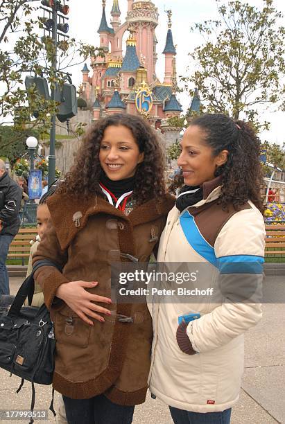 Jessica Wahls , Nadja Benaissa mit Tochter Leila Jamila ,, "Disneyland Resort Paris", Frankreich, Europa, Freizeitpark, Vergnügungspark, Disney,...