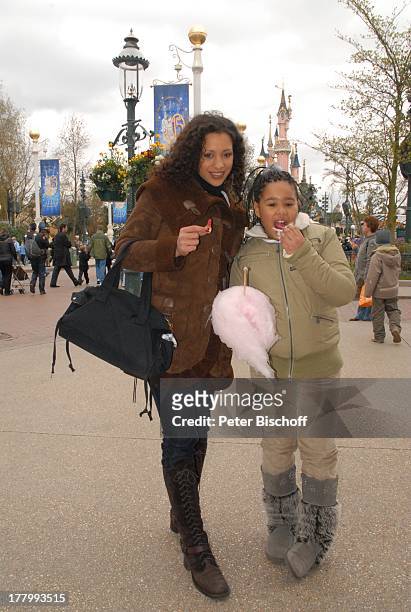 Nadja Benaissa mit Tochter Leila Jamila,, "Disneyland Resort Paris", Frankreich, Europa, Freizeitpark, Vergnügungspark, Disney, Cinderella Schloß,...