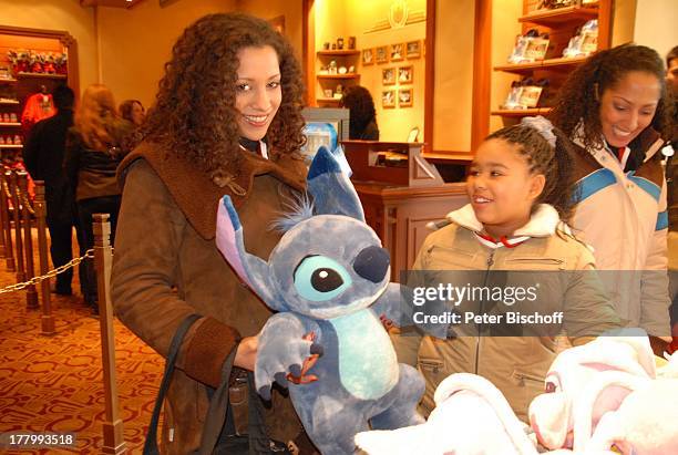 Nadja Benaissa , Tochter Leila Jamila, Jessica Wahls ,, "Disneyland Resort Paris", Frankreich, Europa, Freizeitpark, Vergnügungspark, Disney,...