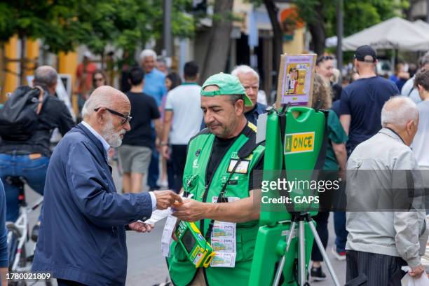 vente de loterie de l’organización nacional de ciegos españoles (once) dans le centre-ville de valence - organización photos et images de collection