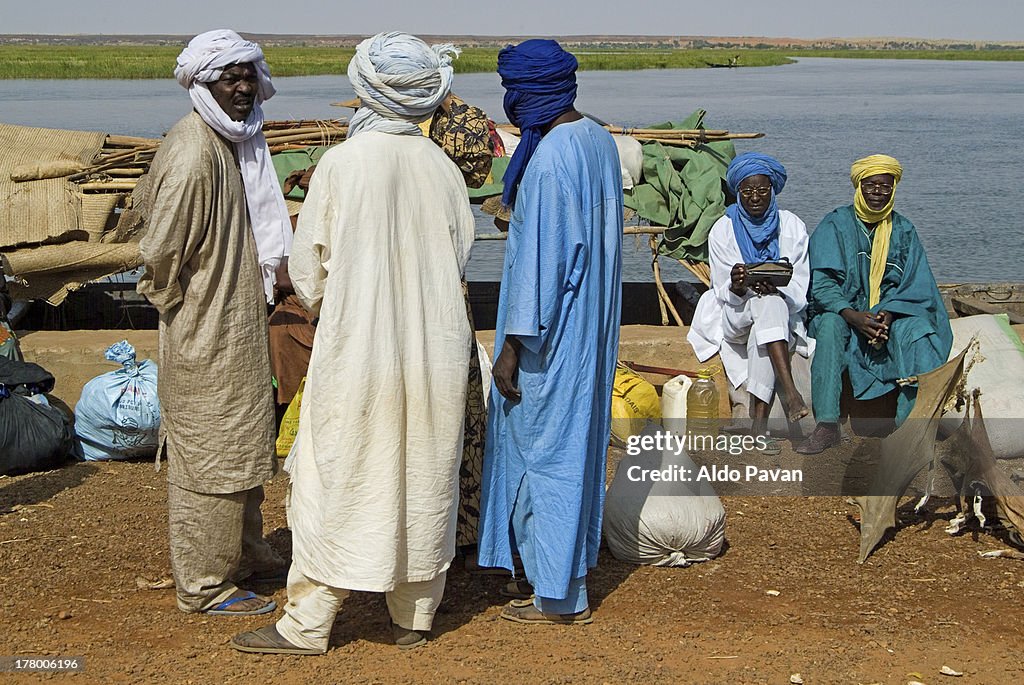 Mali, Gao, tuareg waiting to embark at the port