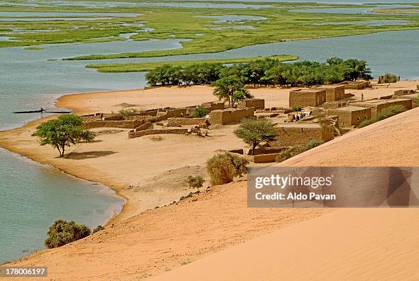 mali, dunes and niger river near bourem - niger river stock-fotos und bilder