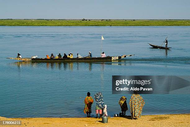 mali, boats along niger river near gao - niger river stock pictures, royalty-free photos & images