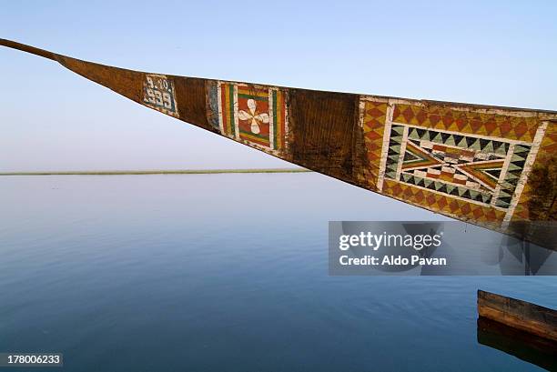 mali, gao, niger river, painted bow of a boat - rio níger imagens e fotografias de stock