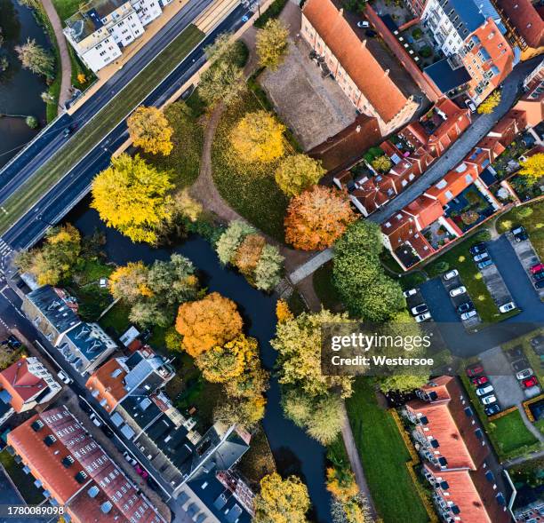 antiguo barrio residencial en el centro de odense - cultura danesa fotografías e imágenes de stock