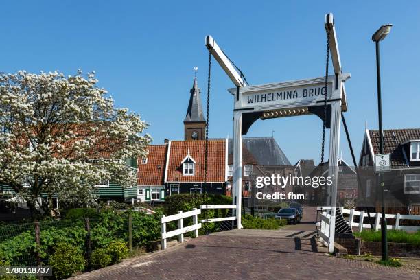 marken village with historic bridge (waterland/ north holland, netherlands) - ijsselmeer stockfoto's en -beelden