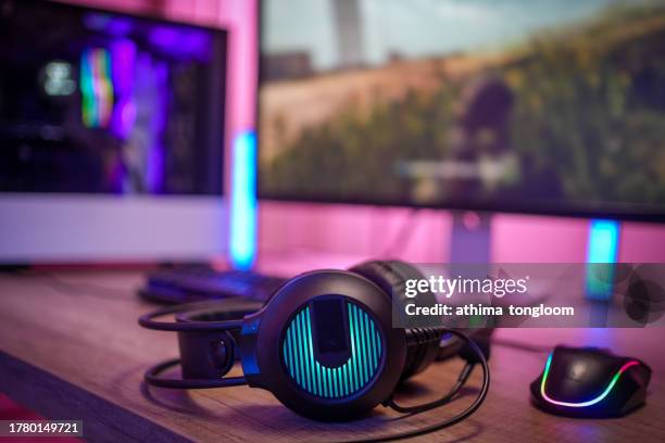 headphones for gamers. - gaming station stock pictures, royalty-free photos & images