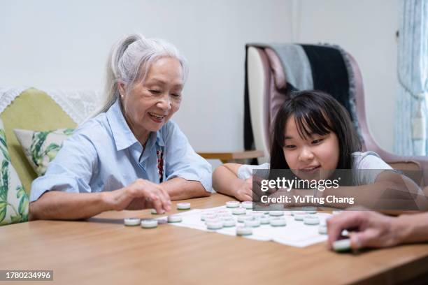 the family board game time - yuting stock pictures, royalty-free photos & images