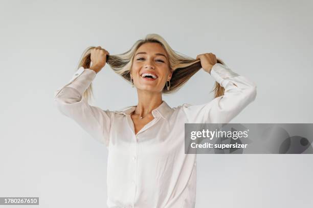 blondes haar charm - ombré hair stock-fotos und bilder